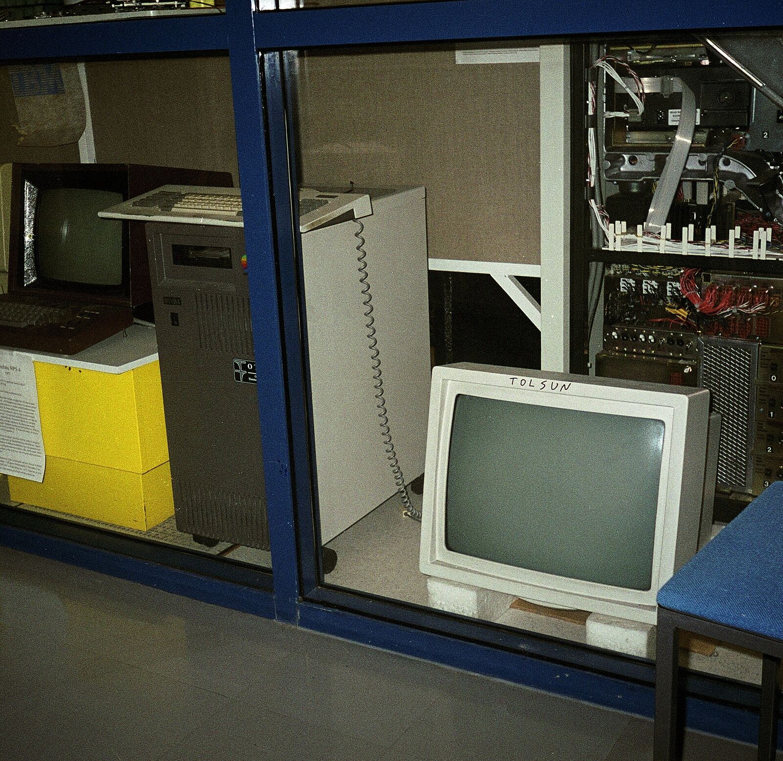 A vintage Sun-3 server, the first IRC server tolsun.oulu.fi, is displayed as a piece of internet history.